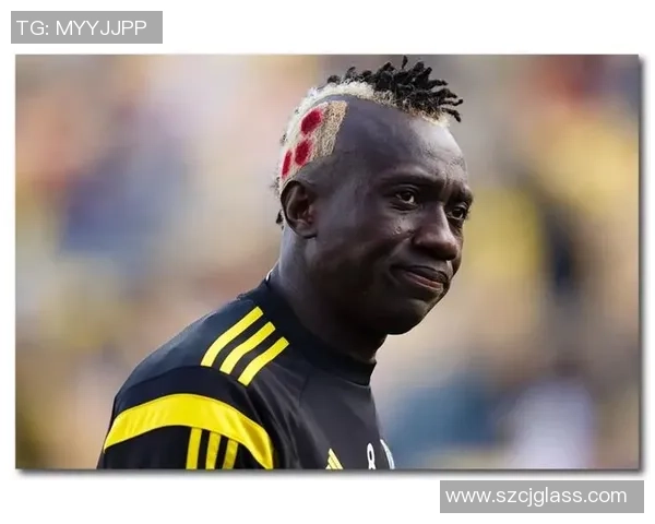 足球明星抓头发视频引发热议网友纷纷调侃其发型与比赛表现